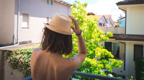 Nackt in der Öffentlichkeit Frauen